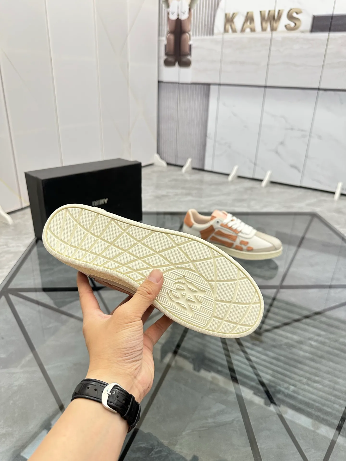 Men's shoes: 💰P420¥ Product trademark: AMIRI* "Amir*" low-top casual shoes Regular size: 38-45 (can be customized to 46) Product material: imported nubuck leather upper, breathable lining, original outsole. Number: 001